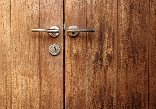 pintu kayu kamper